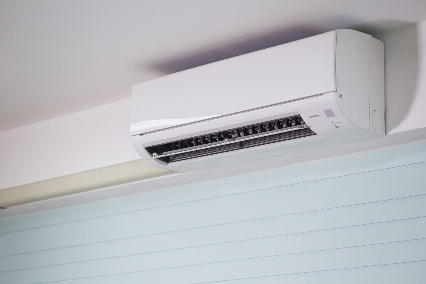 Unidade interna de ar-condicionado instalada em um ambiente residencial
